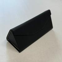 Custodia nera triangolare pieghevole per occhiali