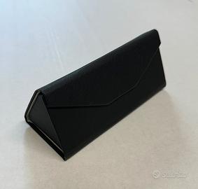 Custodia nera triangolare pieghevole per occhiali