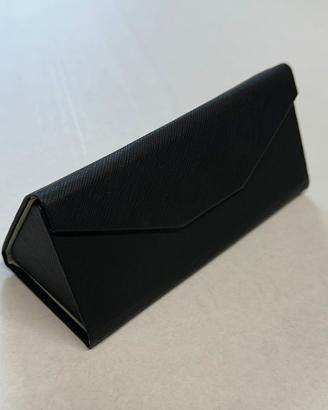 Custodia nera triangolare pieghevole per occhiali