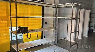 Scaffalute in ferro e legno