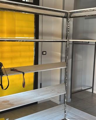 Scaffalute in ferro e legno