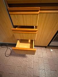 Cucina completa in legno con elettrodomestici