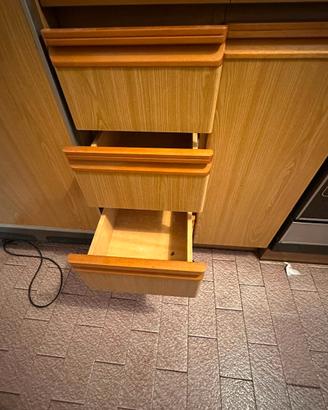 Cucina completa in legno con elettrodomestici