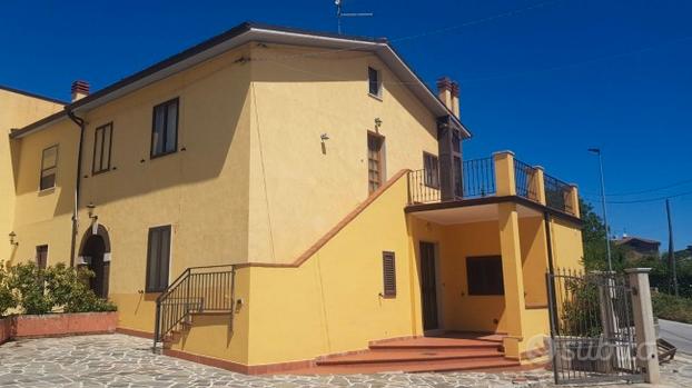 Appartamento in villa con ampio terrazzo