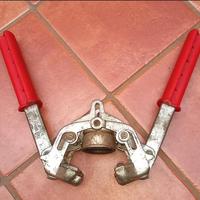 TAPPATRICE UNIVERSALE PER BOTTIGLIA A TAPPO CORONA