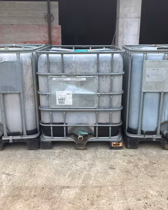 3 Cisterne IBC da 1000 litri con gabbia metallica