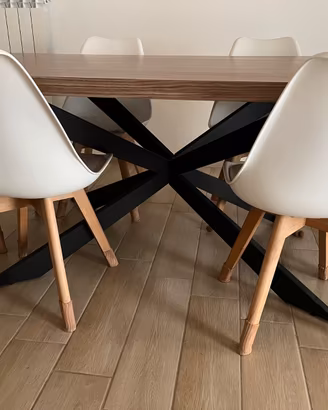 Tavolo lungo effetto rovere con gambe nere