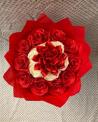 Bouquet misto in raso fatto a mano