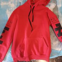 felpa rossa con scritta giapponese dietro