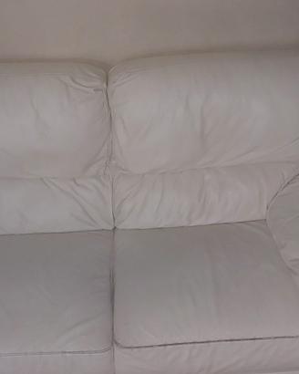 divano in pelle bianco