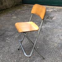 sgabello con schienale