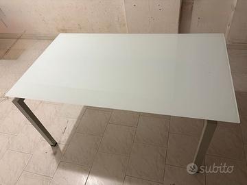 Tavolo vetro bianco con struttura in metallo