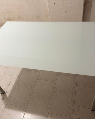 Tavolo vetro bianco con struttura in metallo
