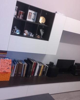 Arredamento salotto, parete attrezzata+cassettiera