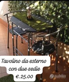 Tavolino da con due sedie , robusto e pratico 