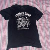 maglietta nera con stampe