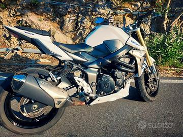 suzuki GSR 750