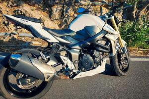 suzuki GSR 750