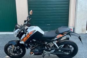 Duke KTM 125 con scarico originale KTM