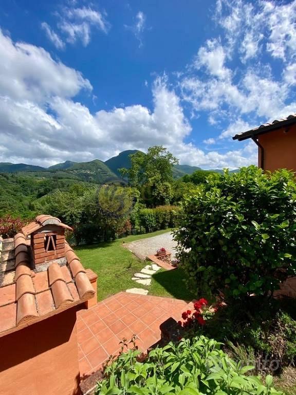 Rustico / Casale di 150 m² con più di 5 locali a C - Altro