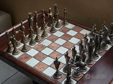 Scacchiera con pezzi in peltro 
