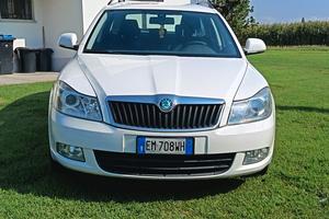 Skoda Octavia bianca 