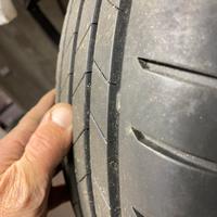 Auto cerchi in lega con gomme