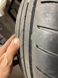 Auto cerchi in lega con gomme