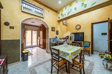 Trivani semi - indipendente con terrazzo in buono