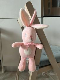 Pupazzetto coniglio rosa con carillon.