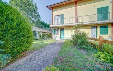 MERCALLO - VILLETTA A SCHIERA CON BOX E GIARDINO