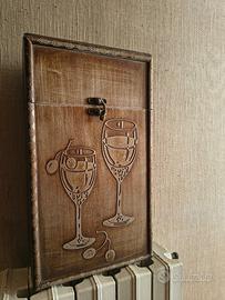 Scatola porta vino con intagli