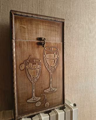 Scatola porta vino con intagli