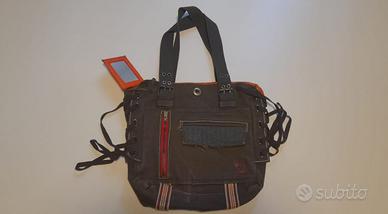 Borsa in tessuto rigido e plasica