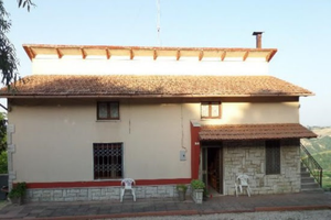 Casa in collina con terreni