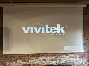 Proiettore Vivitek con schermo 100 pollici