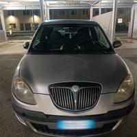 Auto lancia y
