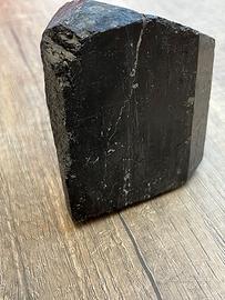 Tormalina nera peso kg. 0,865 (9 x 9 cm circa)