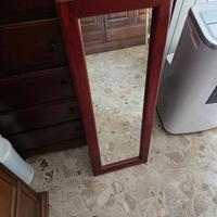Specchio con cornica interamente in legno