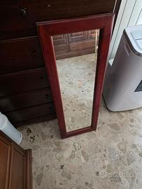 Specchio con cornica interamente in legno