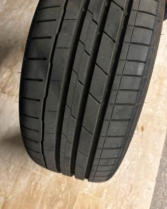 Coppia di gomme estive hankook 225/50R17