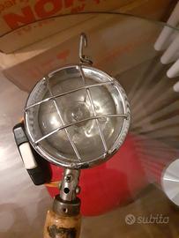 Vecchia lampada da officina anni 70. 