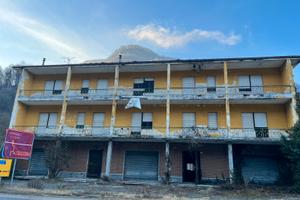 Edificio completo da ristrutturare