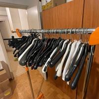 Stock di appendimi per abiti