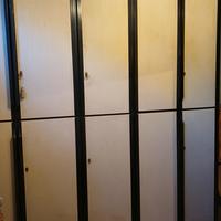 armadio 5 ante in legno.  gratis a chi lo smonta