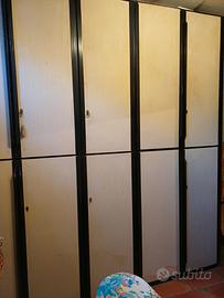 armadio 5 ante in legno.  gratis a chi lo smonta