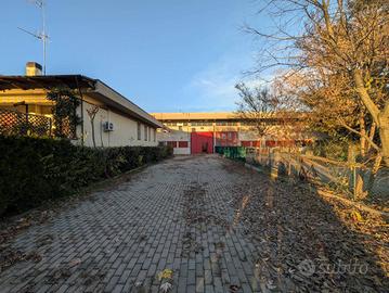 Immobile di 628 m² con 2 locali a Bologna