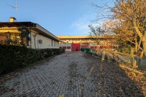 Immobile di 628 m² con 2 locali a Bologna