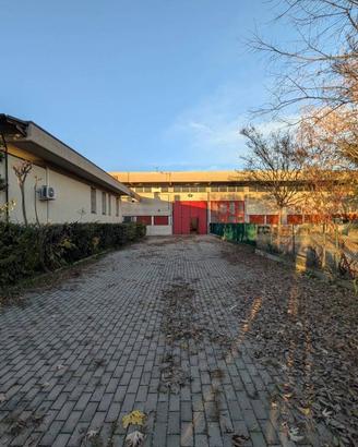 Immobile di 628 m² con 2 locali a Bologna