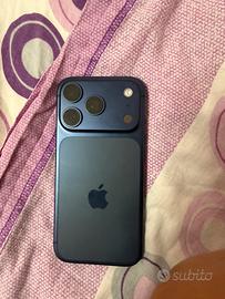 Iphone 17 pro con casco e batterua al 100
